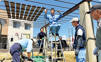 公園の整備を行う（福）虹の会や住民の方々