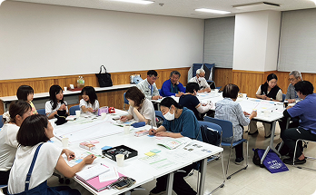 こどもからお年寄りまで集まって話し合う様子