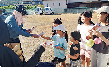 非常食のサンプルを配る様子