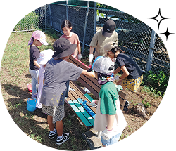 ベンチの塗り替えをする子どもたちの様子