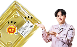 シールのついた弁当のトレイの写真