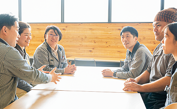 数人で話し合う様子