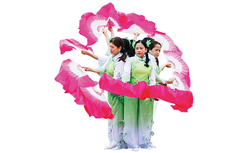 濃いピンク色の大きな扇を使ったパフォーマンスの様子