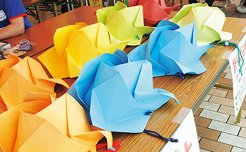 様々な色の折りばら帽子の写真