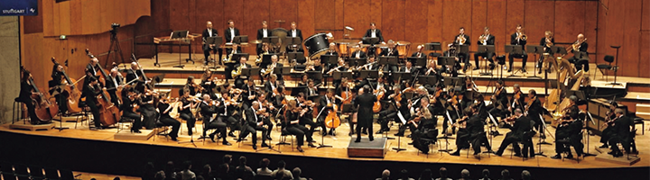 オーケストラが演奏する様子