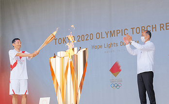 東京2020オリンピック聖火セレモニーで最終ランナーの為末大さんが点火をする様子