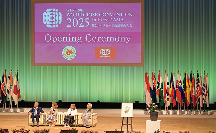 第20回世界バラ会議福山大会2025のオープニングセレモニーの様子：世界バラ会連合の役員の方々がステージに登壇している