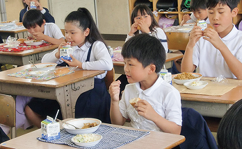 教室で給食を食べる子どもたちの様子