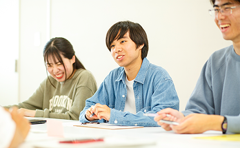 楽し気に話を聞く様子