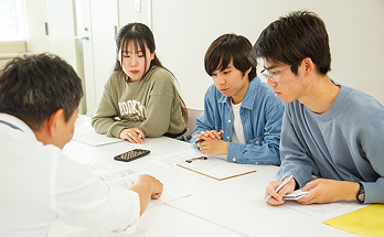 説明を受ける様子