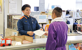 消防署職員と農家の方が話している様子