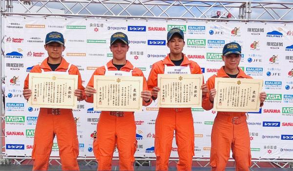 表彰状を持つ亀山隊員チーム