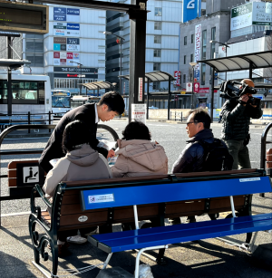 チラシを配る様子