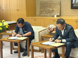 伊平屋村との覚書調印式の写真２