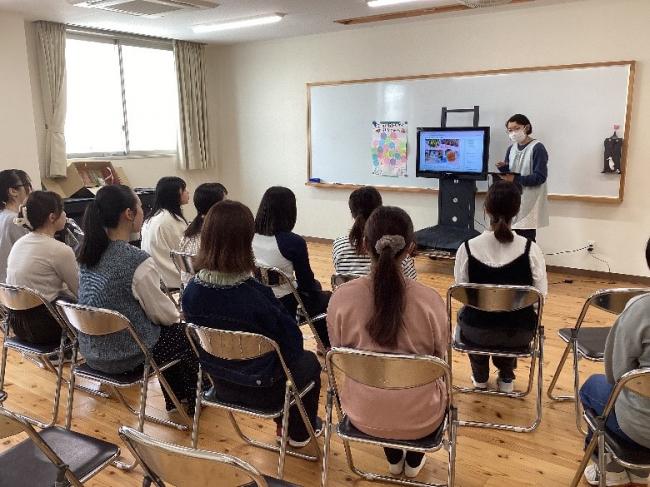 保育教諭の説明を聞く参加者の写真