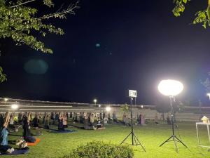 昨年のお月見ナイトヨガの様子