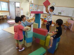 ソフト積み木で遊んでいる