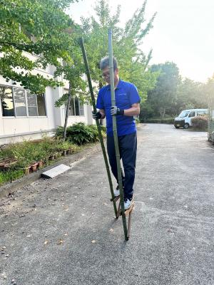 竹馬に乗って安全確認