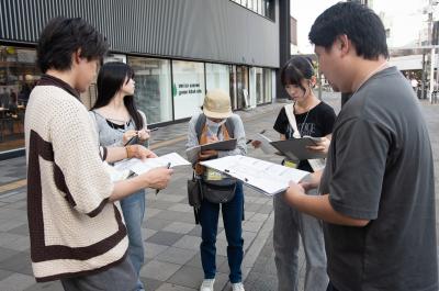 まち歩きの様子