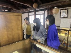 山野民俗資料館見学インタビューの様子３