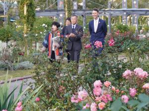 ばら公園を散策する写真