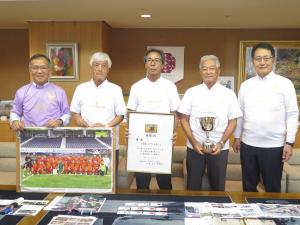 JFA第19回全日本О-70サッカー大会 出場結果報告に伴う表敬訪問の写真