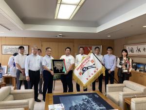 都市対抗野球大会 第60回応援団コンクールでの最優秀賞受賞に伴う表敬訪問の写真