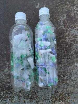 インスリンの針が入ったペットボトル