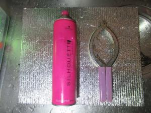 穴の開いたスプレー缶画像