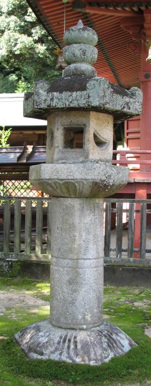 吉備津神社六角灯籠（南側）
