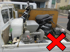 車で宣伝し回収している写真