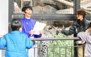 梅田さんが、アムールヒョウの動物紹介をしている様子