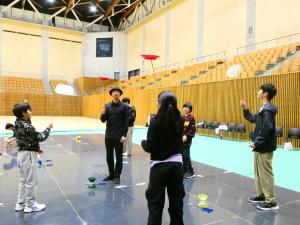 S４さんに、スピニングプレートを教わる様子