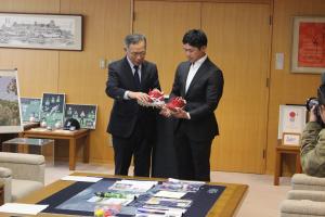 広島東洋カープ上本崇司選手による表敬訪問の写真