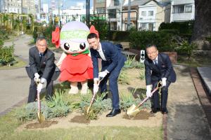 英国総領事館から寄贈のばらの記念植樹の写真