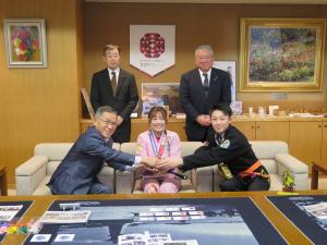 SJJIF WORLD JIU JITSU CHAMPIONSHIP 2025及び第9回全日本キッズ/ジュニア修斗選手権大会 出場結果報告に伴う表敬訪問の写真