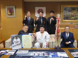 文部科学大臣杯 第19回JKJO全日本ジュニア空手道選手権大会 出場結果報告に伴う表敬訪問の写真