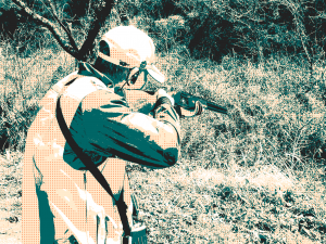 銃をかまえるハンター