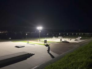 スケートボードパーク夜間照明