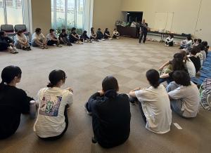 救命救急講習園になって話を聞く受講者
