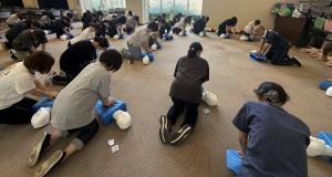 救命救急講習実習をする受講者