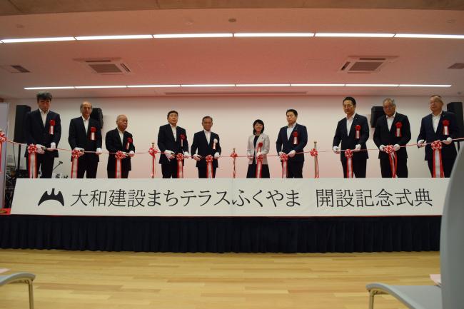 開設記念式典テープカット画像