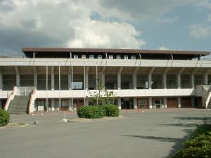 竹ケ端運動公園陸上競技場正面写真