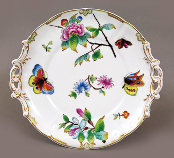 ①《色絵金彩「ヴィクトリア」文ティーセットより菓子皿》1850年頃 ヘレンド磁器美術館蔵