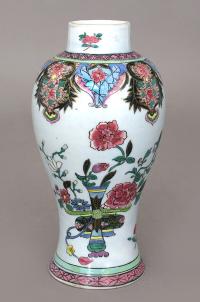 《色絵花瓶図瓶》 1861年頃　ヘレンド磁器美術館蔵