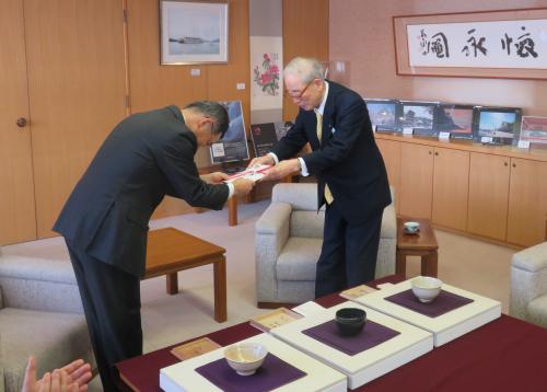 福山市名誉市民松本卓臣様からの寄附受納式写真