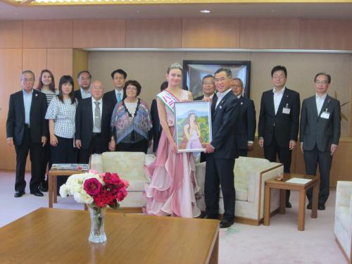 カザンラク市バラの女王による表敬訪問の写真