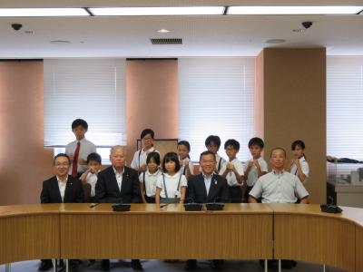 「第10回全日本空手道選手権大会」出場に伴う表敬訪問の写真