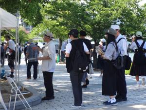 日本人ボランティアへのインタビューの様子