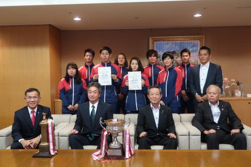 「第94回日本学生選手権水泳競技大会飛込競技」出場結果報告に伴う表敬訪問の写真